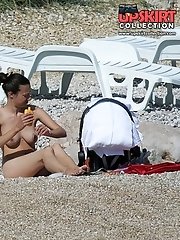 12 pictures - Cute nudist babe hiding in bushes