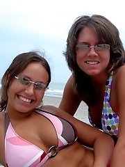 24 pictures - A teen girl doing it at the Benalnatura in this pics