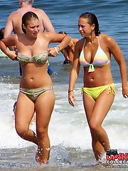 12 pictures - Chubby fems on the beach in bikinis