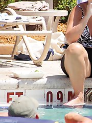 12 pictures - Intimacy of bikini girls voyeured