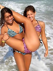 12 pictures - A girl stripping out of her bikini on the Rarawa Nudist
