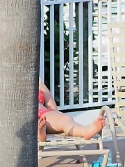 12 pictures - Girls in bikinis expose great butts
