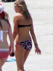 12 pictures - Girls in bikinis expose great butts