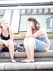 12 pictures - Upskirt girls enjoy a day in a park