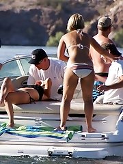 12 pictures - Bikini girls wave asses to the cam