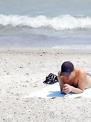 12 pictures - Girls putting on their sexy bikinis