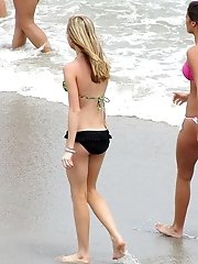 12 pictures - Gals have no clue their bikini spied