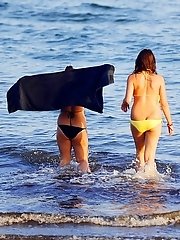 12 pictures - Bikini tan girls exciting exercises
