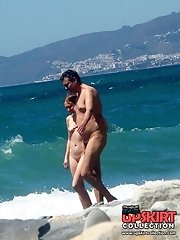 12 pictures - Real amateurs naked on the beach