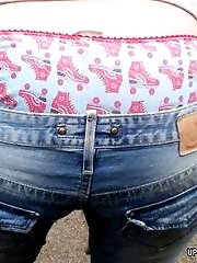 19 pictures - Saucy girls pull tight fitting jeans down