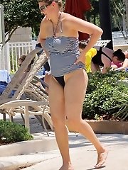12 pictures - Wet bikini cameltoe on voyeur cam